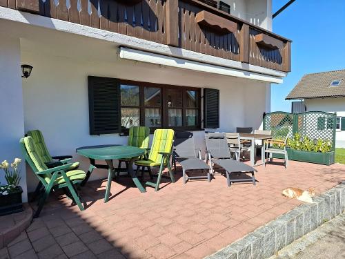 Sonnenterasse mit Gartenmöbeln
