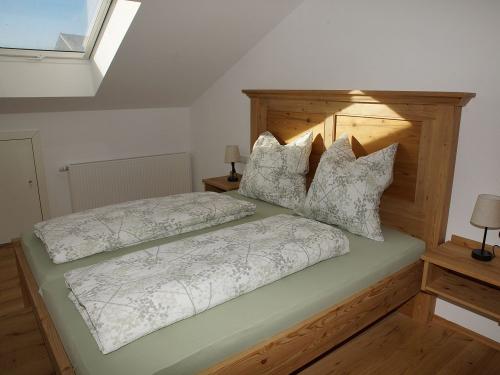 Schlafzimmer mit Echtholz-Bett und Blick zu den Sternen!