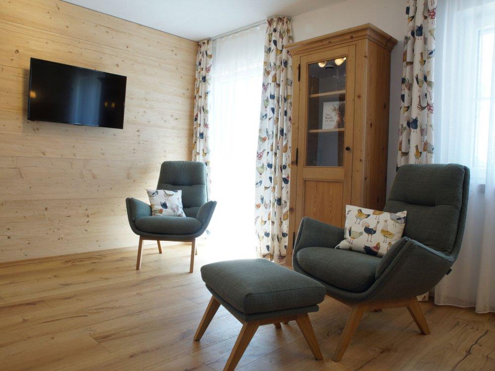 Fichten-Holzwand sorgt für Wohlfühl-Atmosphäre