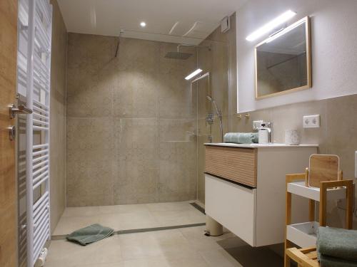 Bad mit begehbarer Dusche