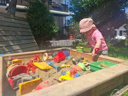 Sandkasten mit vielen Spielsachen