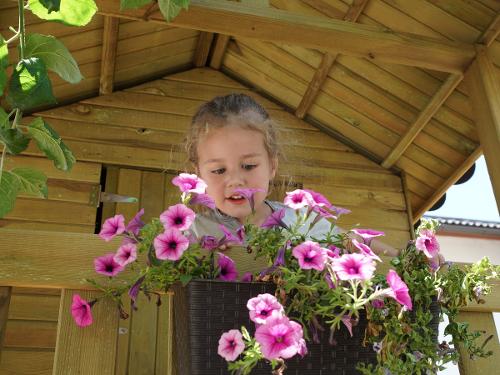 Blumen gießen im Spielhäuschen Blumen gießen im Spielhäuschen