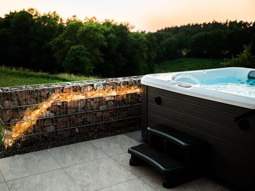 Whirlpool mit Aussicht auf den Wald