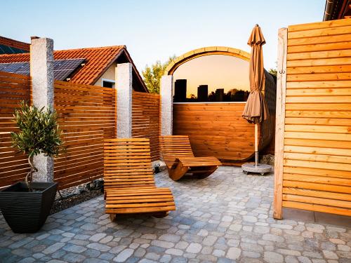 Sitzgelegenheit und Außendusche auf der Terrasse