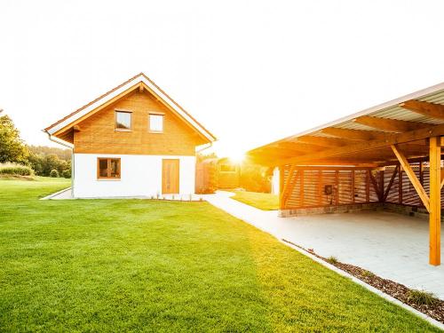 Carport und Haus von außen