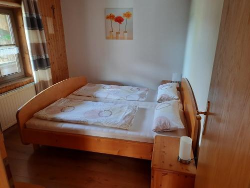 kleines Schlafzimmer mit Doppelbett