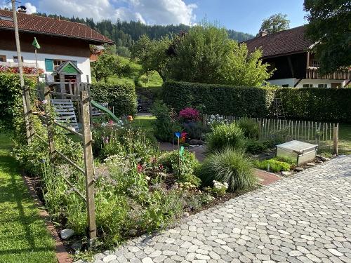 bauerngarten mit kräutern