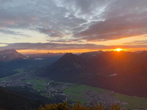 Sonnenuntergang & Blick auf Garmisch-Partenkirchen