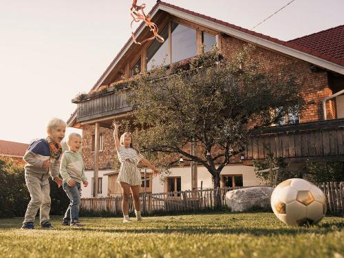 Unser Haus mit Sicht aus dem Garten Unser Haus mit Sicht aus dem Garten