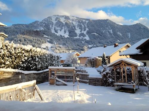 Blick aus dem verschneiten Garten auf den Grünten