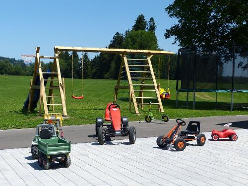 Fuhrpark mit Schaukel und Trampolin