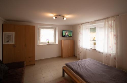 Schlafzimmer mit Doppelbett und Schlafsofa Whg 1