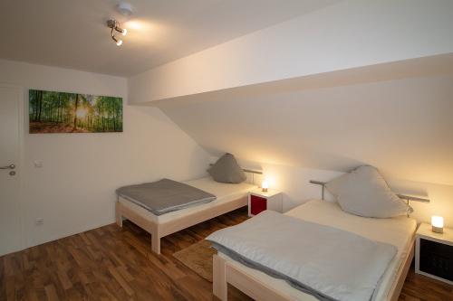 Schlafzimmer mit zwei Einzelbetten