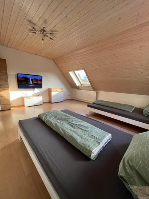 Schlafzimmer 1 mit zwei Einzelbetten Whg 2