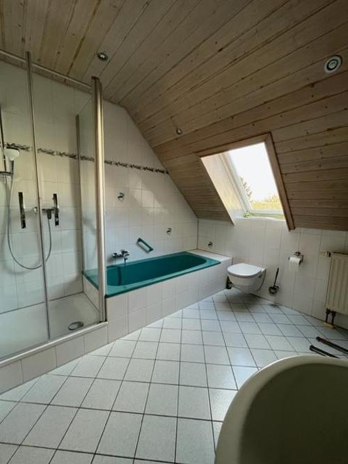 Bad mit Badewanne und Dusche Whg 2