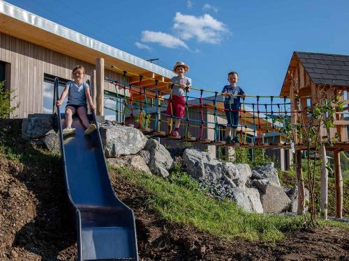 ausenbereich-spielplatz-andere-ansicht-feriehaus-weber-bauernhof-bildgalerie