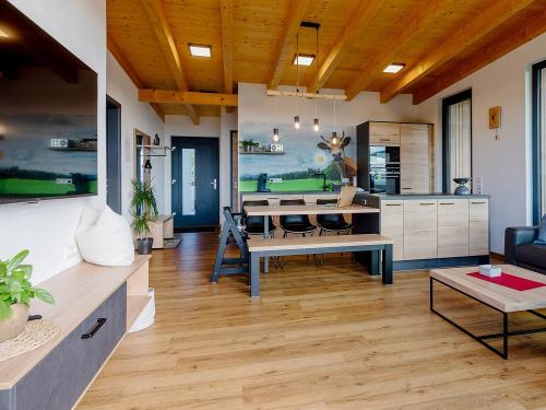 wohnzimmer-mit-offener-kueche-feriehaus-weber-bauernhof-bildgalerie500169