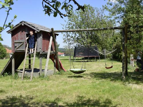 kinderspielplatztrampolinsandkasten
