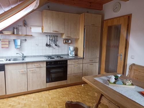 ausreichend Geschirr, Zubehör und Spülmaschine in der Ferienwohnung Hühnernest