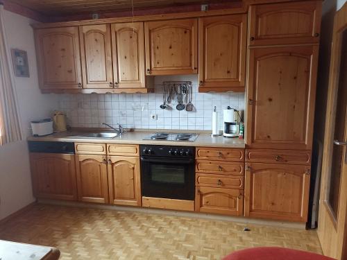 ausreichend Geschirr, Zubehör und Spülmaschine in der Ferienwohnung Gänseblümchen