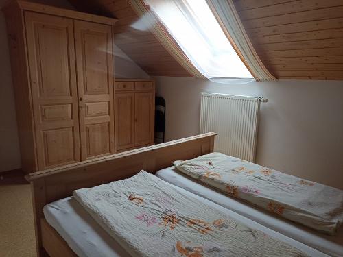 ausreichend Stauraum im Elternschlafzimmer Notfallkiste