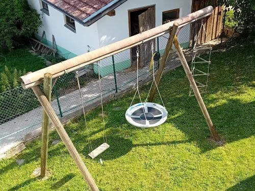 Spielplatz in Sicht- und Hörweite von der Terrasse aus