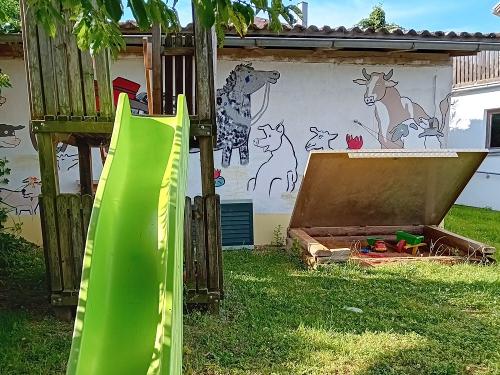sicherer Spielplatz mit Rutsche, Schaukel und Sandkasten
