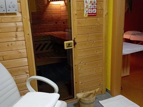 Sauna, ganzheitliche Massagen, Naturkosmetik, Fußpflege