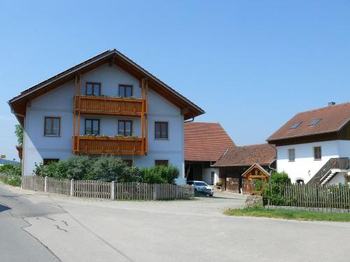 Unser Hof im Frühling