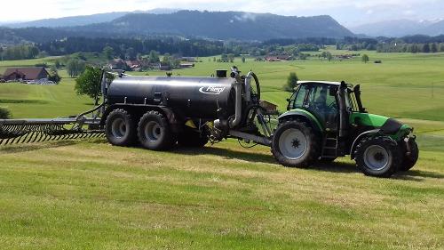 Traktor beim Güllefahren
