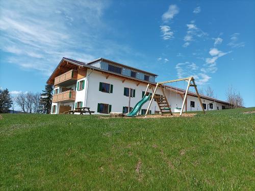 Ansicht Ferienwohnungen mit Spielplatz