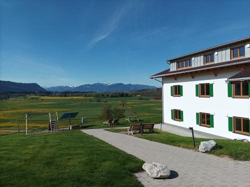 Spielplatz und Garten und Aussicht