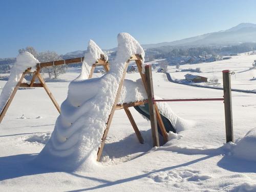 eingeschneite Schaukel