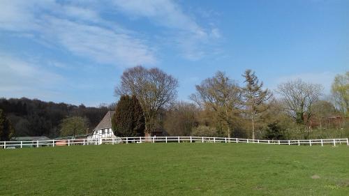 herrliche Landschaft, der Hof aus der Ferne