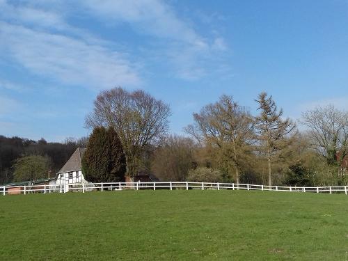 herrliche Landschaft, der Hof aus der Ferne