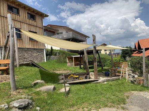 Hofeigener Spielplatz mit Sonnensegel