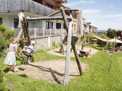 Große Schaukel mit Sitz für die Kleinen