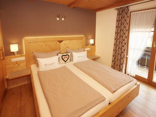 Wannenblick  - Elternschlafzimmer mit viel Holz