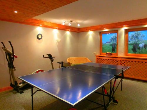 Tischtennis und Darts für die Kids