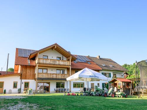 Südseite mit Spielbereich Südseite mit Spielbereich