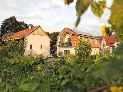 Hausansicht mit Garten auf dem Ferienhof NaturZeit