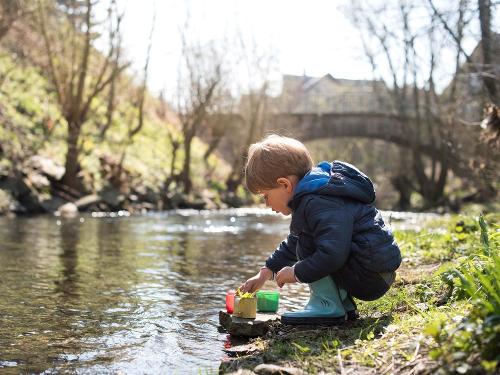 Spielen am Bach auf dem Ferienhof NaturZeit