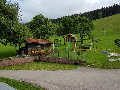 Spielplatz mit Gartenhäuschen