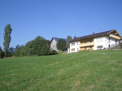 Blick über die Wiese auf unser Waidlahaus-Anwesen