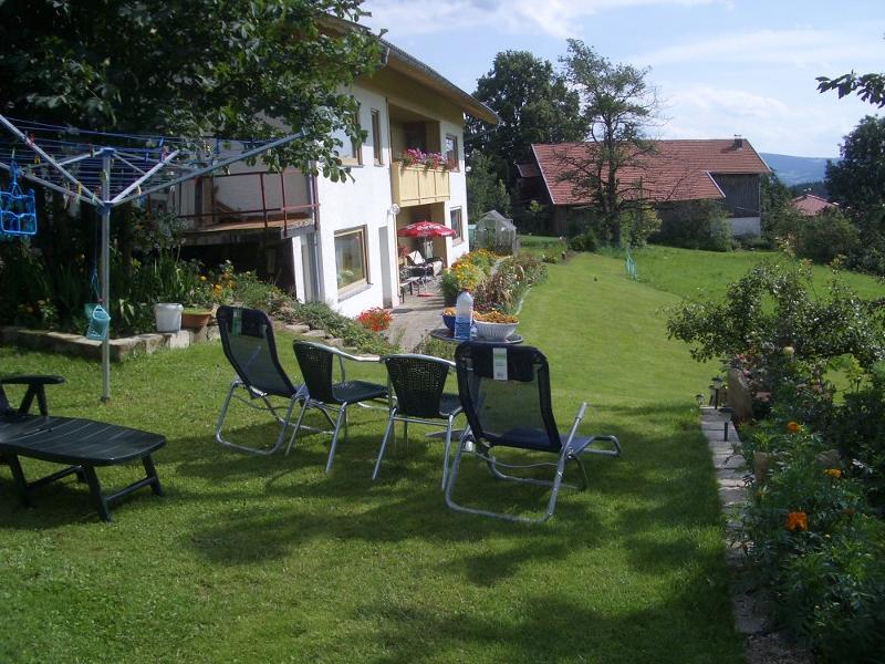 Blick auf unser Waidlahaus-Terrasse 
Sonnenliegen