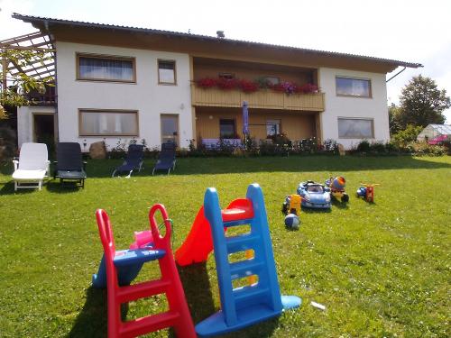 Blick über die Wiese auf unser Waidlahaus u Spielg