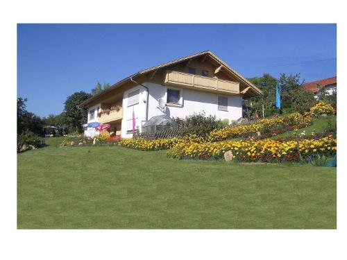 Blick auf unser Bayerwaldhaus mit vielen Blumen