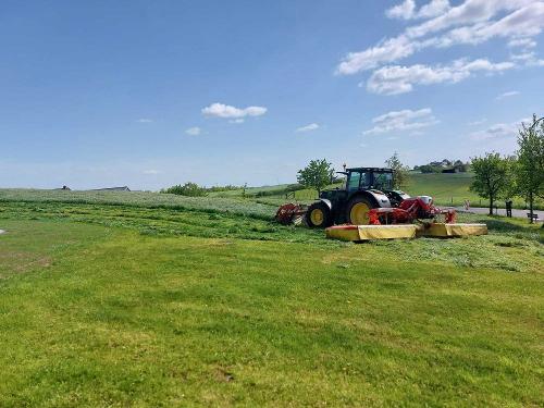 Arbeiten mit dem Traktor auf dem Bauernhof