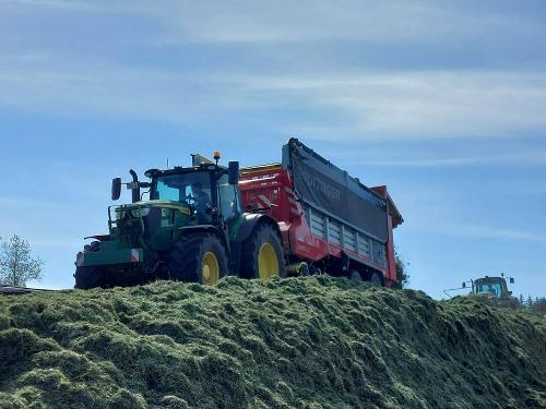 Arbeiten mit dem Traktor auf dem Bauernhof