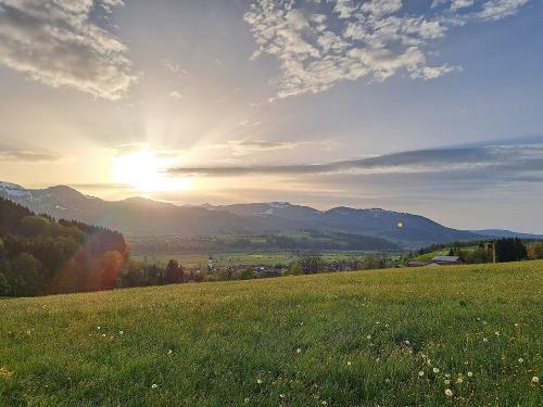 Sonnenuntergang mit Blick auf unseren Hof (rechts)